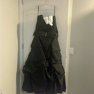 Elegant Black Evening Gown with White Bow